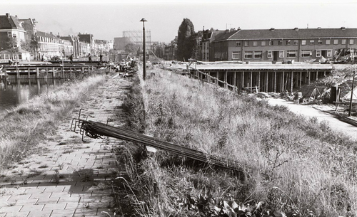 Ringdijk Bouw brug en viaduct aan de Nobelweg. Ringdijk 55 en 56 moesten daarvoor worden afgebroken - **1959* .<br />Foto: Beeldbank Amsterdam 