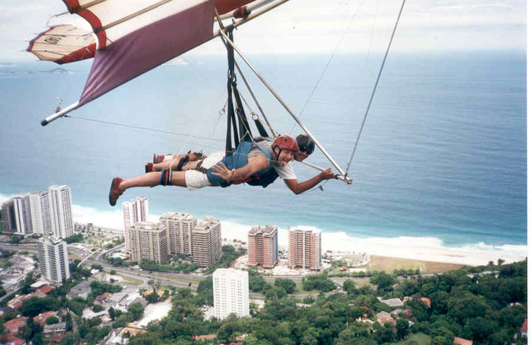 Rio Yener vliegt over Rio de Janeiro met een deltavlieger in 1997. Zuid-Amerika is een van Yeners lievelings bestemmingen: hier vliegt hij over Rio de Janeiro met een deltavlieger (1997). 