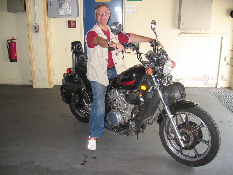  Bijna 40 jaar zit ik op mijn Kawasaky toen ik afgelopen jaar (2005) mijn motorrijbewijs haalde en deze motor kocht. Ik voelde me toen weer die jongen op de Puch. Het zal wel het beruchte Midlife gedoe zijn, maar ik voelde me weer 40 jaar jonger! 