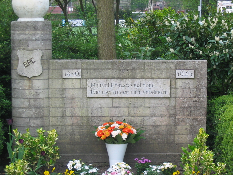  Bij Geuzenmiddenmeer staat ook een gedenksteen, voor de in de Tweede Wereldoorlog gevallen leden van BPC. 