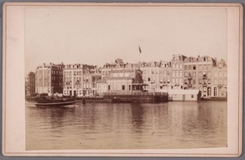 Clubhuis van Roeiver. De Hoop. De Amstel met het clubgebouw van roeivereniging "De Hoop", gelegen aan de Weesperzijde tussen de Mauritsstraat (links) en de Eerste Boerhaavestraat.<br />Foto: Vervaardiger P.H.J. Reynet de la Rue (uitgever) <br />Datering 1900 ca. Bron: Beeldbank, Stadsarchief Amsterdam 