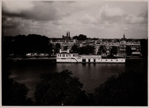 Roeivereniging Poseidon. Weesperzijde 62A met de Ruderheim Luftgau Holland, voorheen Roeivereniging Poseidon. Daarachter de ingang van de Burmanstraat, datering augustus 1941 ca. <br />Bron: Beeldbank, Stadsarchief Amsterdam. 