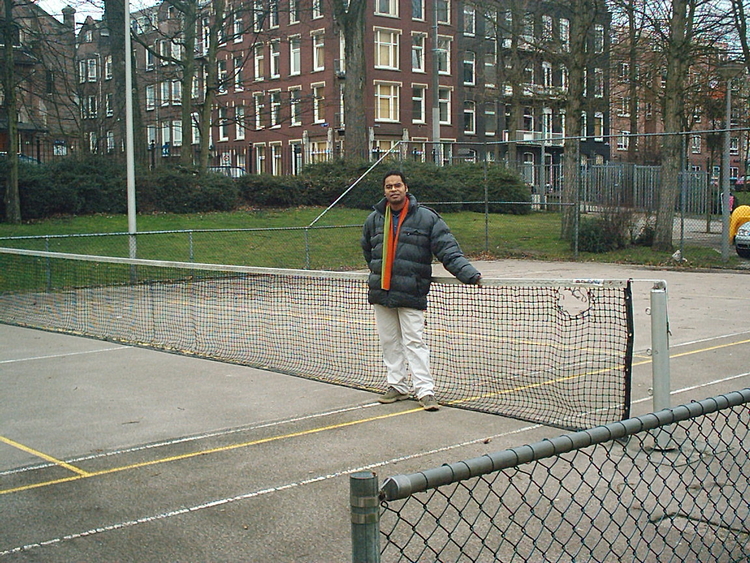  Roeland bezoekt de tennisbaan van het Oosterpark - 2004 Roeland bezoekt in 2004 weer de tennisbaan van het Oosterpark waar hij van 1992-96 'zichzelf kon zijn'. 