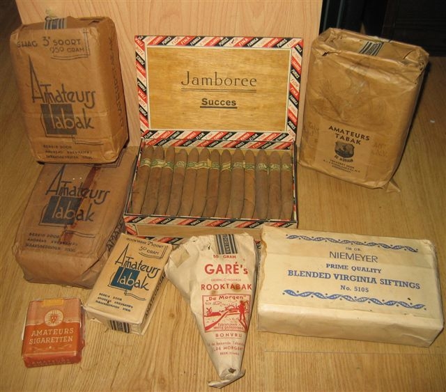  Afgebeeld zijn voorbeelden van surrogaat tabak en eigen gefariceerde rokerijen! De website waar deze afbeelding vandaan komt is eigenlijk een digitale verzameling van voorwerpen met betrekking tot de periode 1939-1945.<br />Bron: http://www.ergensinnederland1939-1945.nl/home 
