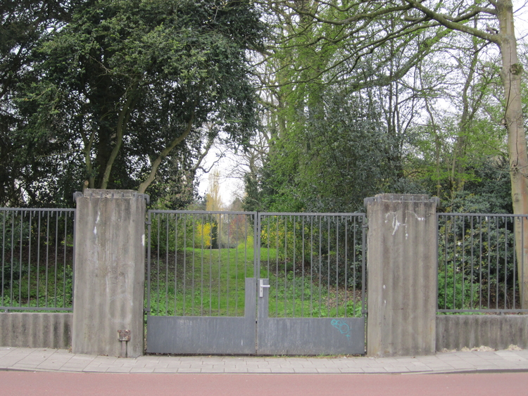 Het huidige hek op de plaats van de oude toegangspoort - 2013 .<br />Foto: Jo Haen 
