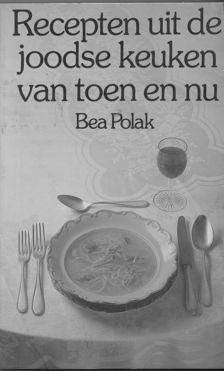 Voorblad van het kookboek. Dit is dus het beroemde boek van Bea Polak: Recepten uit de joodse keuken van toen en nu. Deze versie is uitgegeven in 1980 bij Amphora Books, Amstelveen. Via internet is dit boek(je) nog goed verkrijgbaar. 