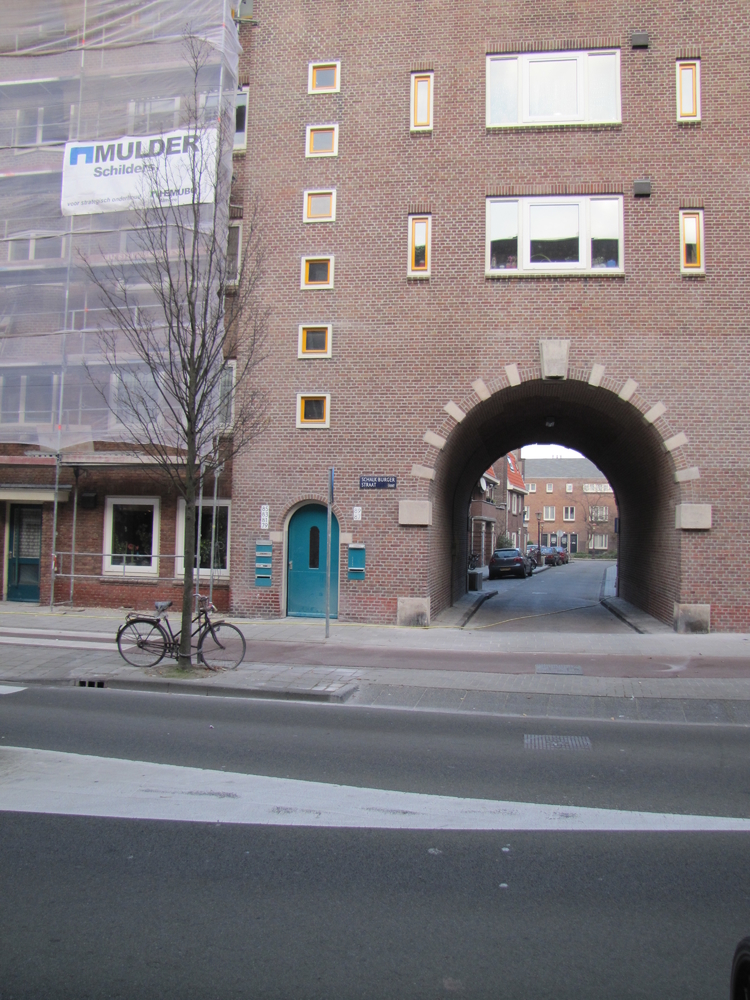 Schalk Burgerstraat. Deze foto dateert van 2011 en is gemaakt door F.Slicht.<br />Links van het poortje de ingang naar de woning van de familie Van der Meer. 