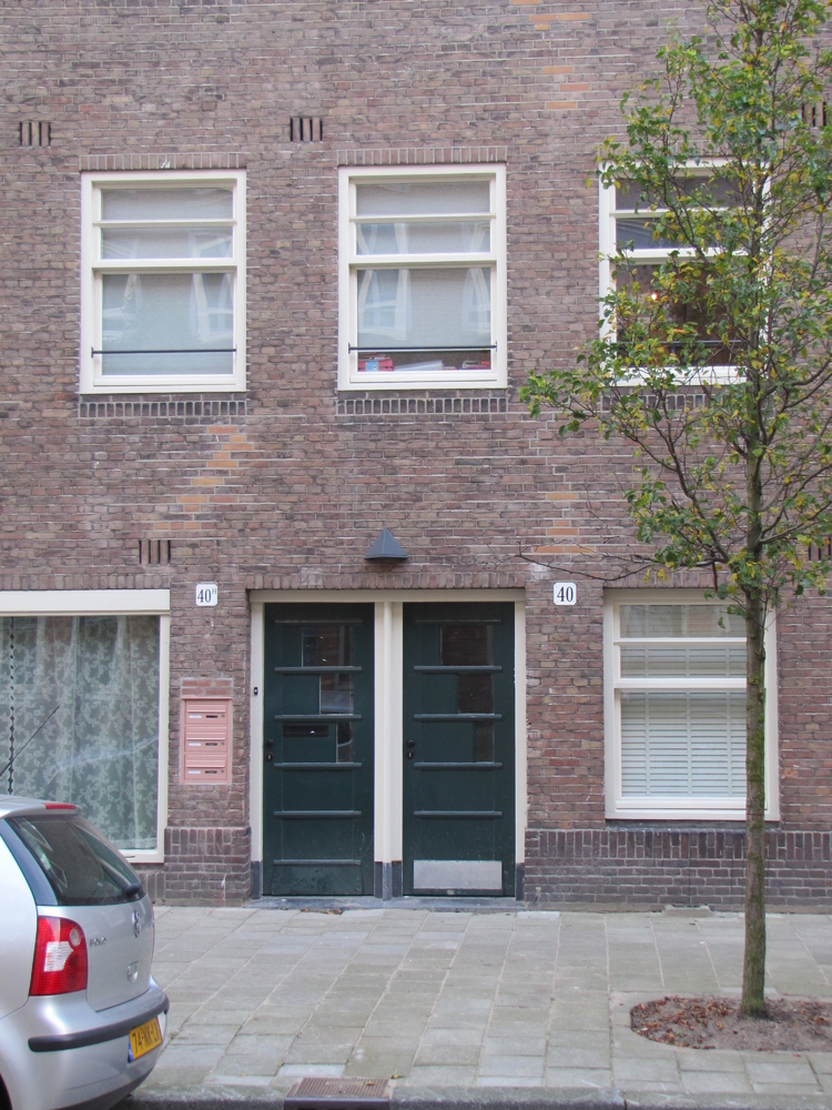 Hofmeyrstraat 40. Op deze plek in de Hofmeyrstraat zat voor de oorlog de winkel van Gerrit J. Schekman. Het was, volgens de woningkaart, een winkel in kruidenierswaren.<br />Deze foto is gemaakt door F.Slicht (2011). 