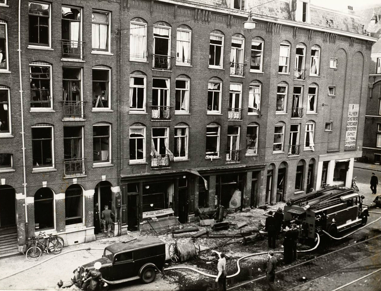 Ruyschstraat 103 smederij - 1954 .<br />Foto: Beeldbank Amsterdam 