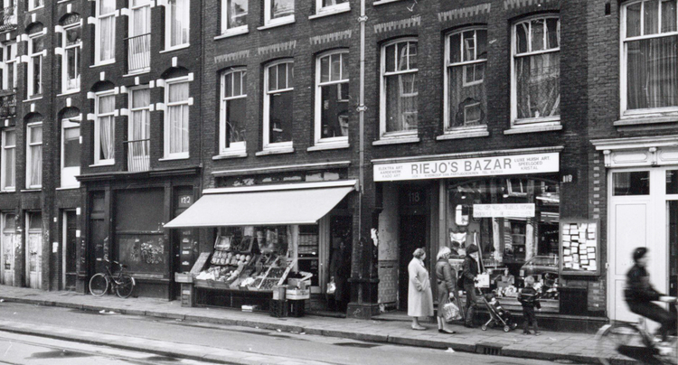 Ruischstraat 118 Riejo's Bazar  - 1983 .<br />Foto: Beeldbank Amsterdam 