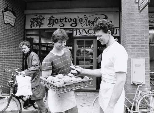 Ruyschstraat 56 - 2 zonen Hartog - uitdelen - 1984 .<br />Foto: Beeldbank Amsterdam 