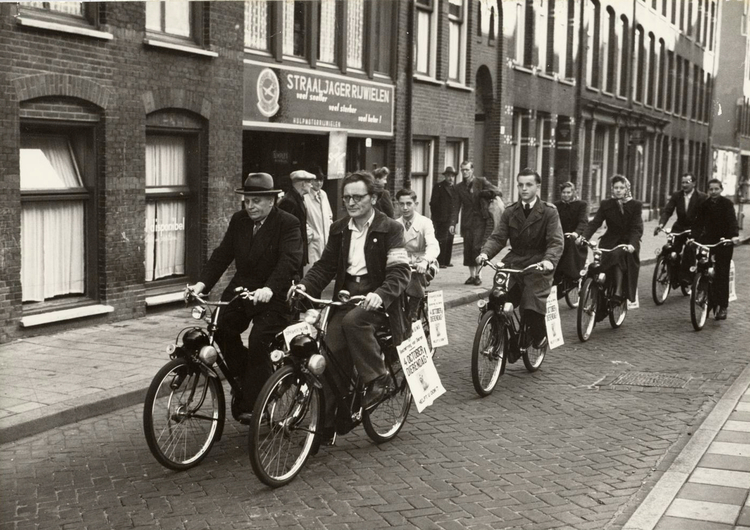 Ruyschstraat 53 - Werelddierendag - 1951 .<br />Foto: Beeldbank Amsterdam 