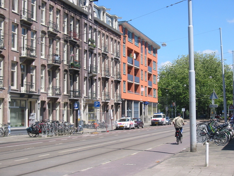 Ruyschstraat Stadsvernieuwing; rechts complete nieuwbouw, in het laatste huis van de oudbouw groeide ik als kind op.<br />Foto: Pim Kool 