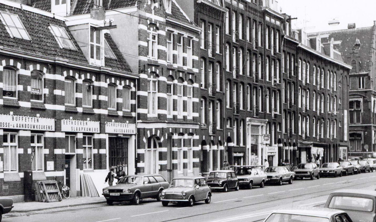 Ruyschstraat (rechts de melkwinkel en daarnaast loodgieter Nieman - 1979 .<br />Foto: Beeldbank Amsterdam 