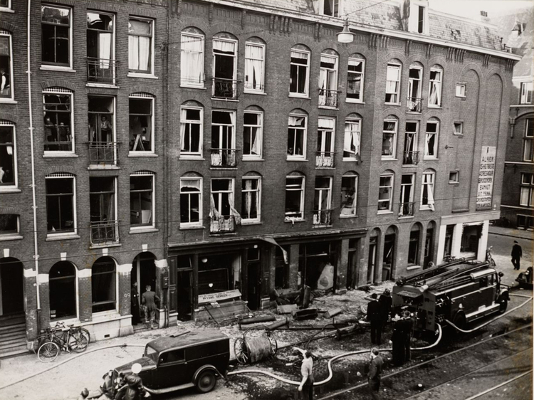 Ruyschstraat 99-105 Door brand is op perceel nummer 103 een gascylinder ontploft. (1954).<br />Foto: Beeldbank Stadsarchief Amsterdam 