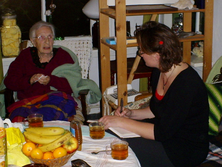 Jeannette vertelt Jeannette vertelt en Julia schrijft woordelijk mee, terwijl de thee koud word En verhalenverzamelaar Julia schrijft woordelijk mee, terwijl de thee koud wordt.  Foto genomen in november 2008. 