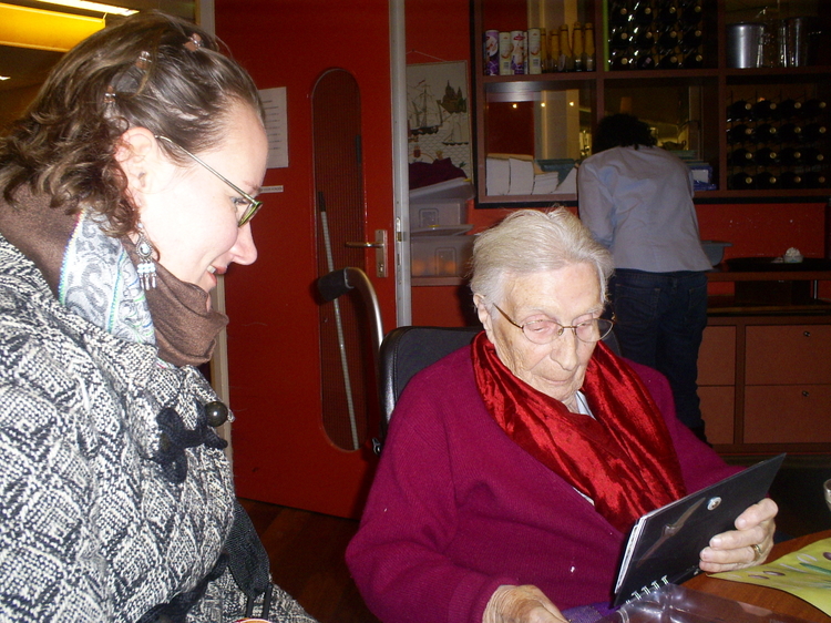 Jeannette krijgt op haar 92e verjaardag een fotoboek van Julia, de schrijfster van deze verhalen  