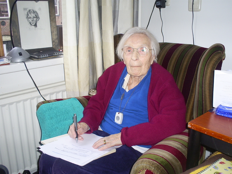 Jeannette in haar stoel Jeannette in haar stoel en tekent voor het goedkeuren van de verhalen voor het Geheugen van Oost. Ze tekent een akkoord voor het plaatsen van haar verhalen op de website van het Geheugen van Oost. 