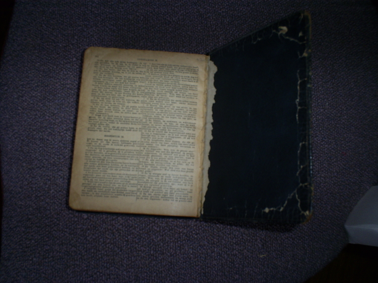 De binnenkant van de bijbel van mijn moeder Hier zie je duidelijk dat Johannes uit de Bijbel gescheurd is. 