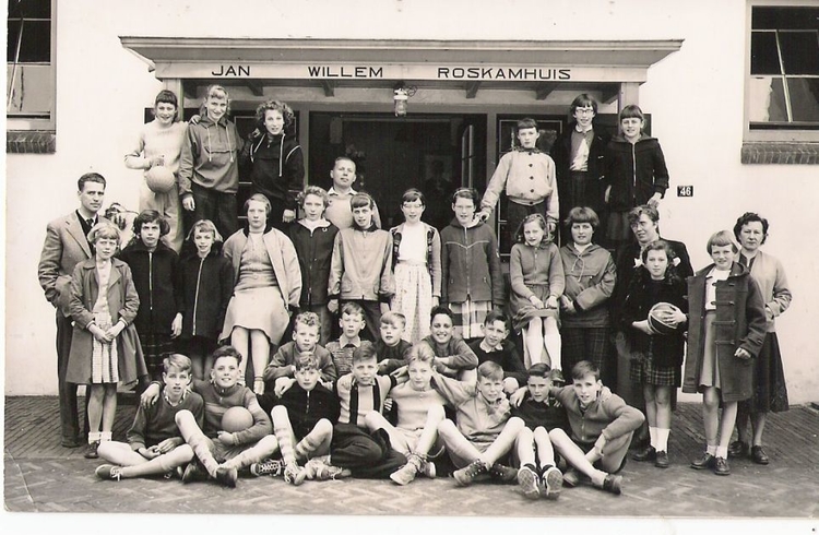 Schooluitje naar het Jan Willem Roskamhuis in 1955 Saskia staat in de derde rij, 8e van rechts, voor meester Lavel, hoofd van de school). 