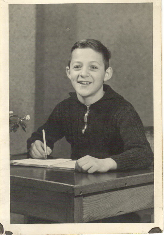  Dirk Pranger als jonge jongen. Dirk Pranger als jonge jongen (ongeveer 10 jaar) in de schoolbanken van de Montessorischool in Watergraafsmeer. 