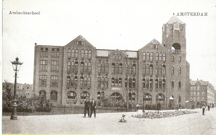 Scannen0001 De voormalige Ambachtsschool op het Tirmorplein. Tegenwoordig, in 2010, zijn er een z.g. Stay Okay (Jeugdherberg)  en bioscoop in gevestigd. 