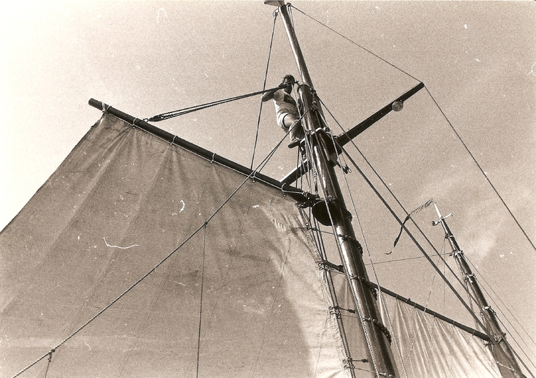  Engelhard in de top van de grootmast van zijn klipper "Vios", 1984.<br />Foto: Ineke Schober-Schorn 