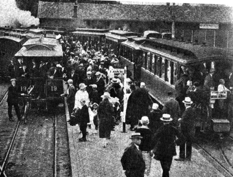 Weesperpoortstation Rhynspoorplein - 1927 .<br />Klik rechts bovenaan op de foto en de foto wordt vergroot weergegeven.<br />Foto: Daar reed toen de Gooische. 