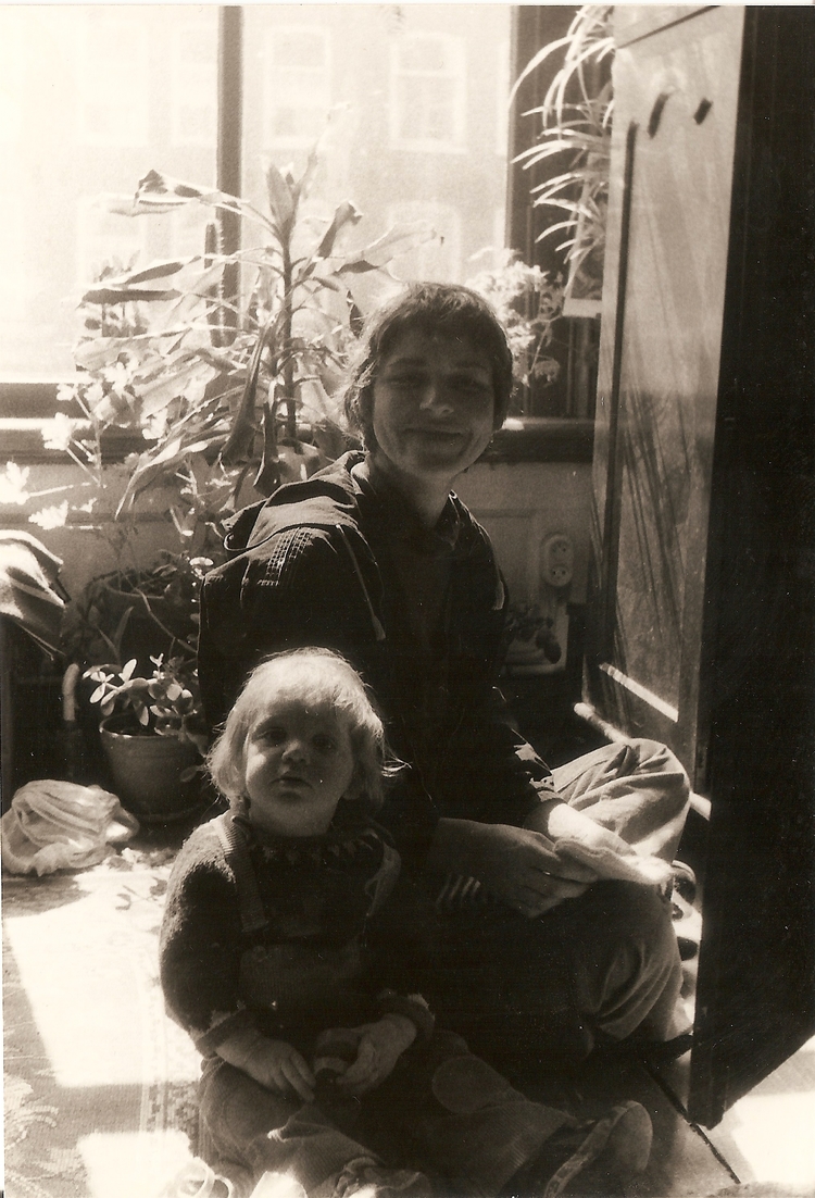  Ineke Schouw met haar oudste zoon Jan in haar woning aan de Reinwardtstraat. 1981<br />Foto: Pieter Bol 