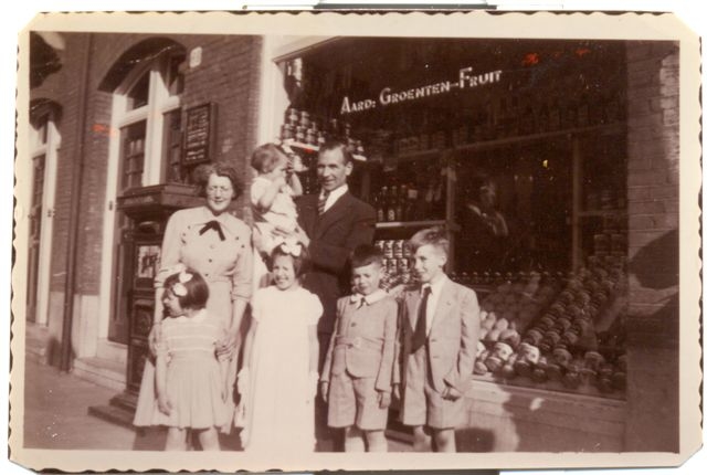 Roose 1 Voor de groentezaak op Pretoriusstraat 69, mei 1951. Kees vooraan helemaal rechts. De foto is genomen t.g.v. de eerste communie van zijn zuster Trees (in de witte jurk). 