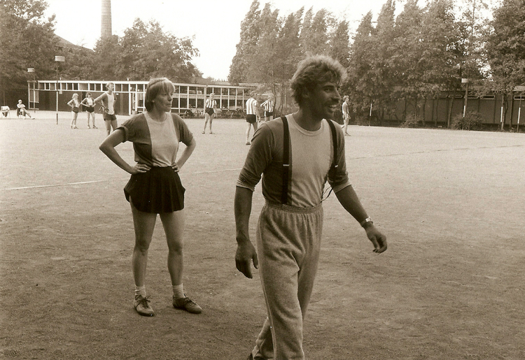 Victoria - ± 1980 Op de foto Annelies Brink en Peter Horsman (tevens trainer) tijdens een wedstrijd op het veld van Victoria aan de Oranje Vrijstaatkade. Tegen wie werd er gespeeld ? Wie het weet mag het zeggen.<br />.<br />Foto: Annelies Brink 