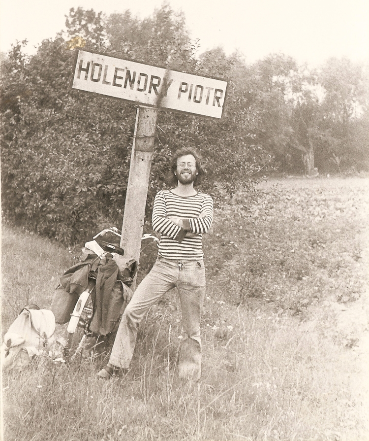  Pieter op een fietstocht door Polen. Het naambord is van een gehucht dat een eerdere "Hollandse Pieter" stichtte. 1977<br />Foto: Martien Wilcke 