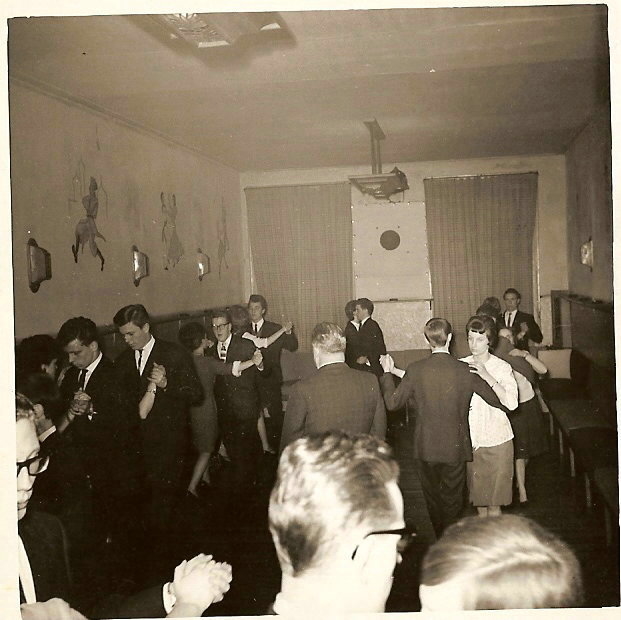  Dansschool Koningsveld begin jaren '60. Foto opgestuurd door Henk Elandt: "De dansavonden bij Koningsveld op de Bredeweg waren in die jaren berucht en beroemd. Het was er een heerlijke tijd, vooral met kerst onder de 'mistletoe' of wat er toen voor doorging. Ook ik heb er met plezier mijn danslessen gehad en breng ze als het even kan nog steeds in de praktijk." 