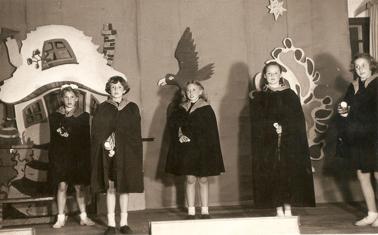 Jo Karelse in Goudhaartje - 1953 .<br />Foto; Jo Karelse 