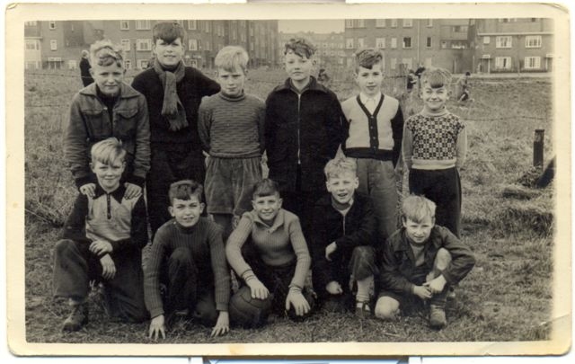 Roose 2 Ons straatvoetbalelftal:deze foto is genomen in 1953 of 1954 op de toen in aanleg zijnde weg/brug over de Transvaalkade naar de schalkburgerstraat. Kees op de foto staande 2e van rechts. Gehurkt in het midden Jakko Knol (zoon van de kapper in de Pretoriusstraat), rechts daarnaast Arie van Eijden (de oud voorzitter van AJAX). 