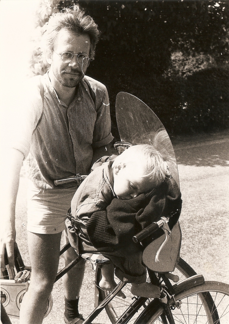 Pieter met Engelhards's zoon Stijn voorop bij fietstocht over Langeland, Denemarken, 1984.<br />Foto: Ineke Schober-Schoon 
