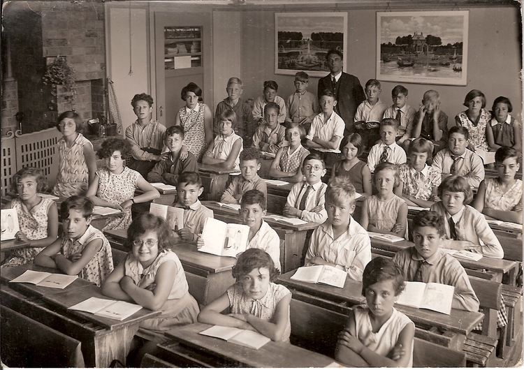 De 4e of 5e klas van de President Brandschool (± 1931) Afgebeeld is de 4e of 5e klas van de President Brandschool (± 1931). Debora Kolm zit helemaal links vooraan, rechts van haar zit Annie Nussbaum, rechts achter haar Cillie Klatser. Appie zit rechts achteraan, op de voorlaatste rij. Bron: privé collectie Debora Kolm. 