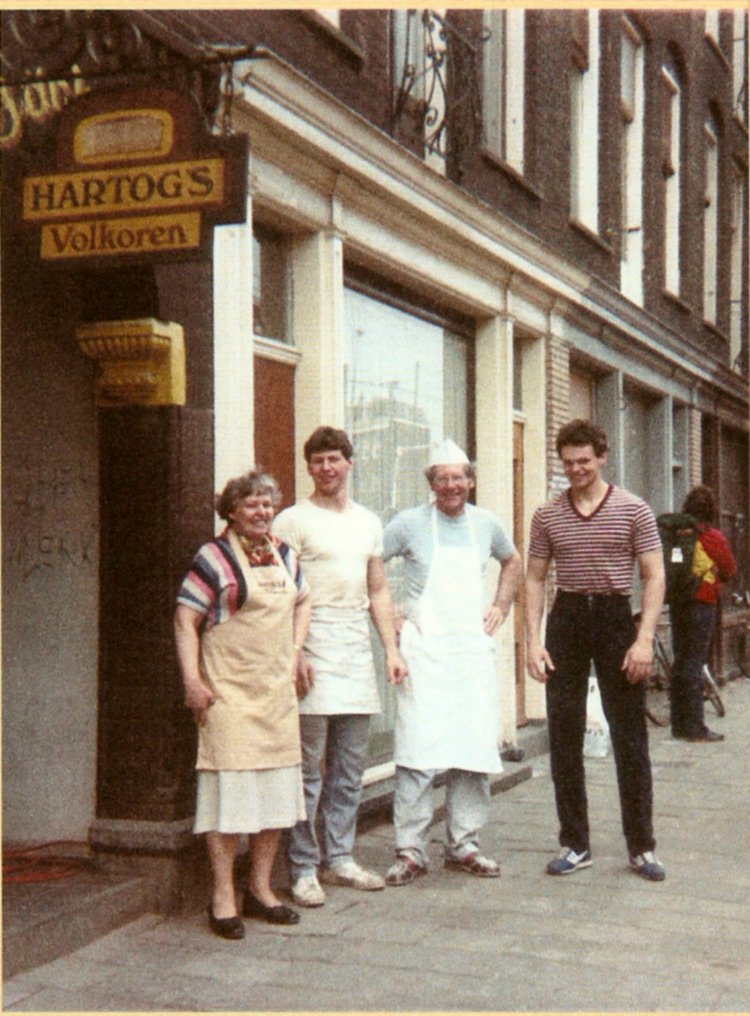 De familie Hartog Willem Hartog,zijn vrouw en de zonen Ronnie en Rolf voor de winkel. Foto uit de 70-er jaren, overgenomen uit het boek "Volkorenbrood.nl" 