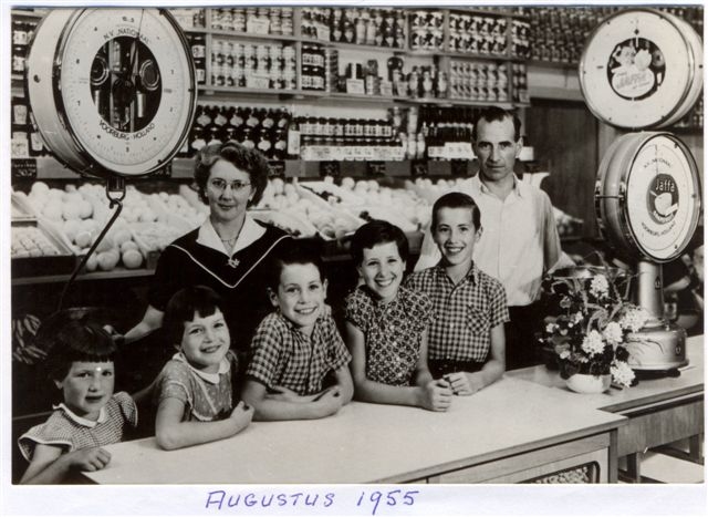 Roose 3 De eerste verbouwing van de groentezaak in augustus 1955. Kees staat helemaal rechts met zijn ouders, broer Nico en zijn zusjes Trees, Ineke(die later ook in de zaak heeft gewerkt) en Els. 