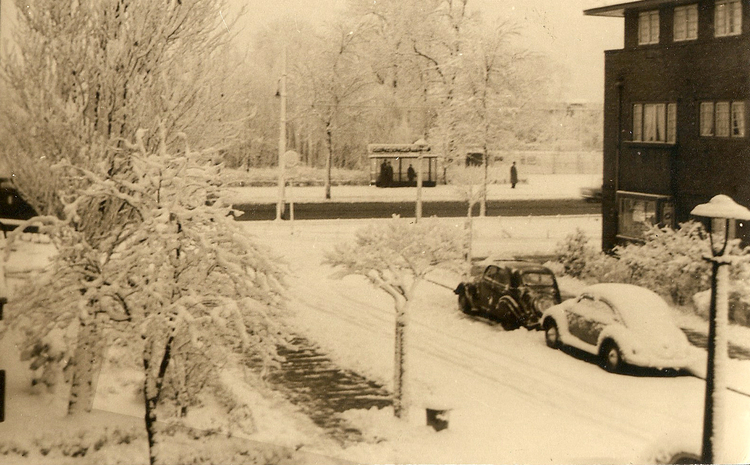 Egstraat hoek Middenweg 184 - ± 1960 .<br />Foto: Marijke Rietfort 