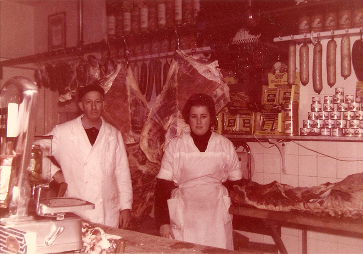 Middenweg 184 (nu 346) - ± 1965 Vader Chris en dochter Marijke Rietfort in de slagerij.<br />.<br />Foto: Marijke Rietfort 