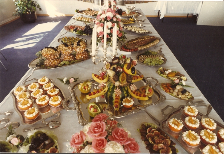  Een gedeelte van het koude buffet voor koningin Beatrix tijdens haar werkbezoek aan de PTT Oosterdokskade in 1981. 