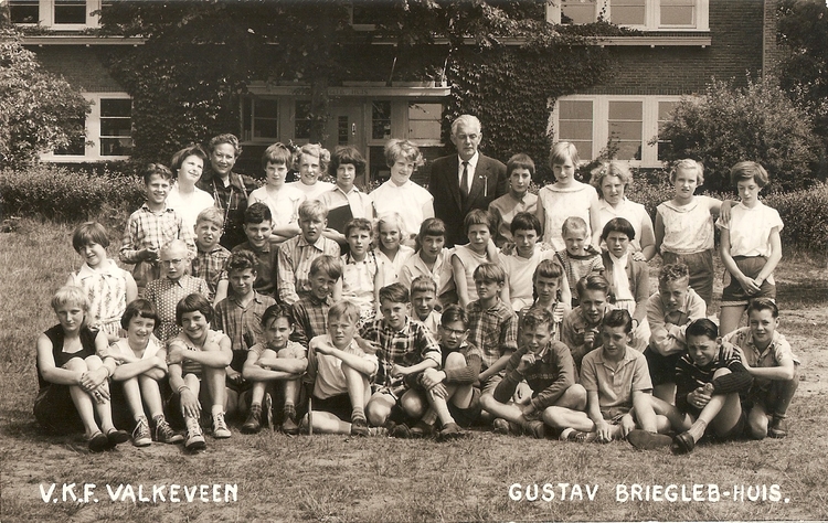 Obischool 6e klas schooljaar 1958/1959 .<br />Foto: Fred Verheul 