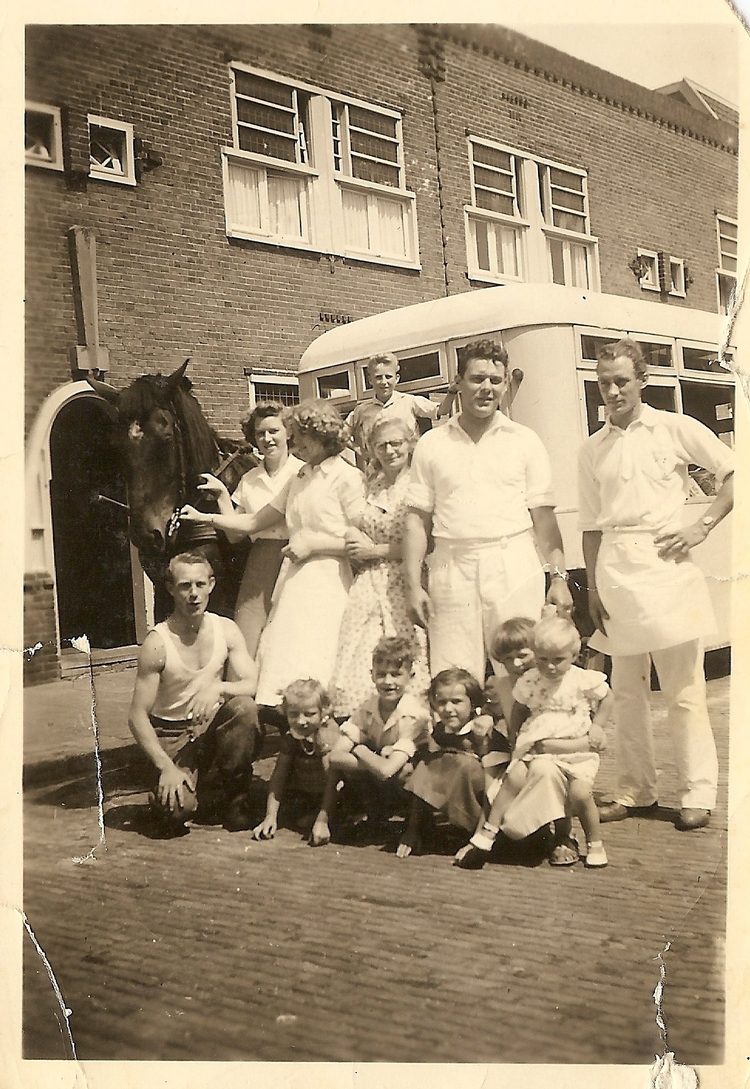  Celciusstraat in de jaren 50. In het midden Guus de Waal met zijn ijskar. Rechts mijn vader en het paard Corrie. Guus had het overgenomen van zijn vader Herman.<br />Foto: Ria Evertse-Staartjes 