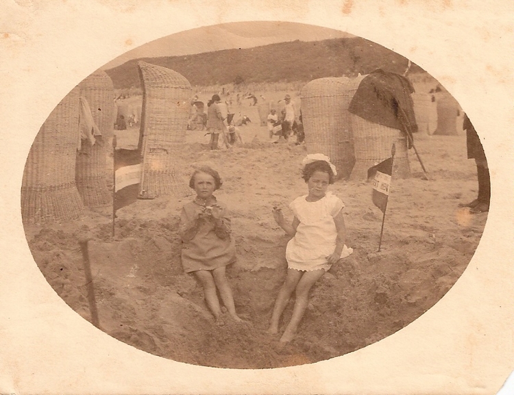 Aan het strand Afgebeeld zijn Debora Kolm en haar nichtje Suze Uijenkruijer (dochter van Tante Rachel). Het moet ongeveer in 1929-30 zijn geweest, aan het strand (maar waar?). Bron: privé collectie Debora Kolm. 