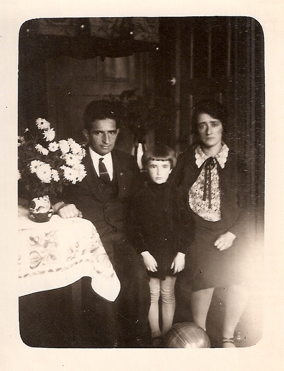 Portretfoto Deze foto is uit ongeveer 1925, ik sta hier tussen mijn vader en mijn moeder. De foto is gemaakt door mijn tante Rachel Uijenkruijer.<br />Bron: privé collectie Debora Kolm. 