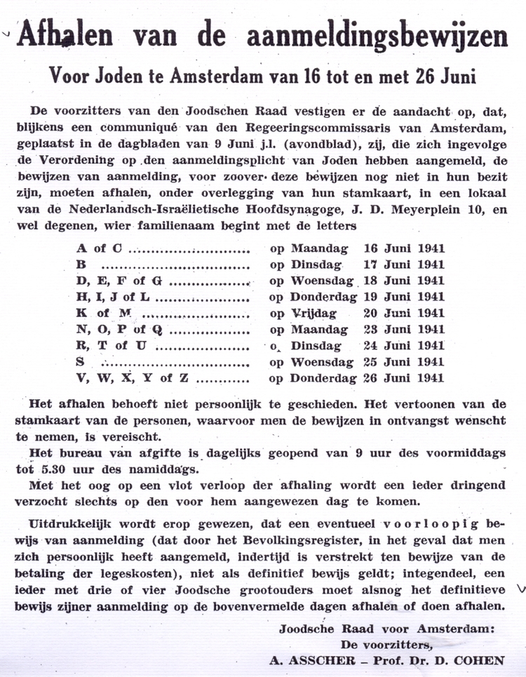 Afhalen van de aanmeldingsbewijzen. Deze afbeelding is uit het blad ‘van den Joodschen Raad voor Amsterdam’, Het Joodsche Weekblad van 13 juni 1941. Eén van de eerste stappen van uitsluiting van de Joodse gemeenschap in Amsterdam. 