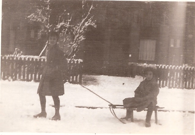 Sneeuwpret Een foto van de autoped is er helaas niet, wel een met een slee. Loesje Huisman en Debora Kolm in de sneeuw, een jaar of acht oud.<br />Bron: privé collectie Debora Kolm. 