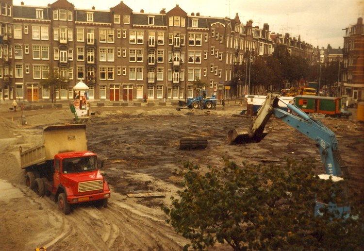 Transformatie van het plantsoen van het toen al tot Steve Bikoplein omgedoopte Pretoriusplein eind jaren '70. Foto’s genomen door Theo Jonker vanuit Steve Bikoplein 18-I 