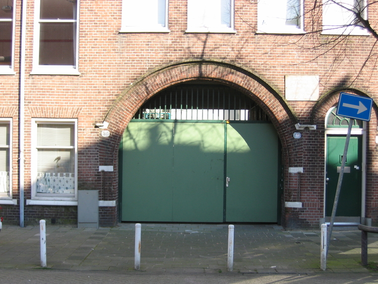 De achteringang van Kunstmagneetschool De Kraal Afgebeeld is de poort van Basisschool De Kraal. Vroeger hadden twee basisscholen hier hun ingang. De foto is gemaakt vanuit de Majubastraat, richting Smitstraat, op 12 maart 2007 door Frits Slicht. 